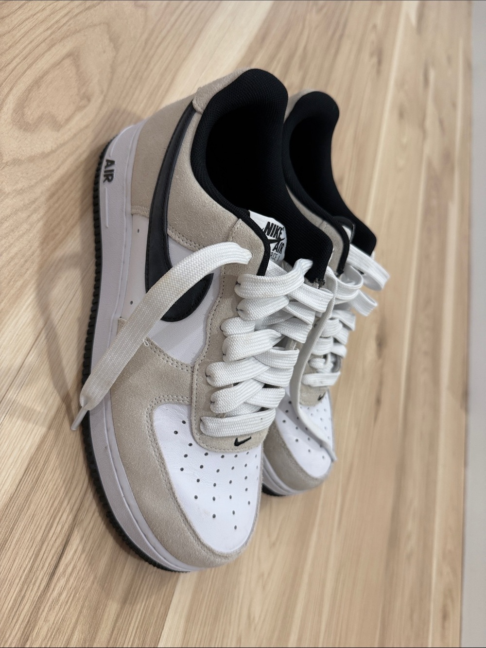 Nike Low-Top Sneakers — White, Beige & Black men’s 9.5